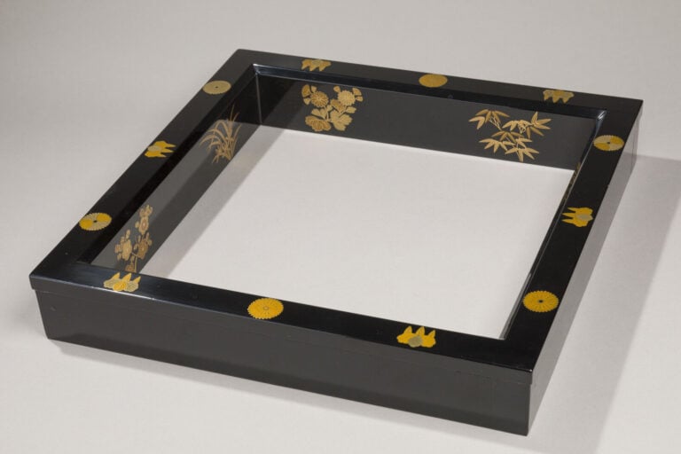 JAPON - XXème siècle - Cadre noir (robuchi) en bois laqué noir, utilisé pour la…