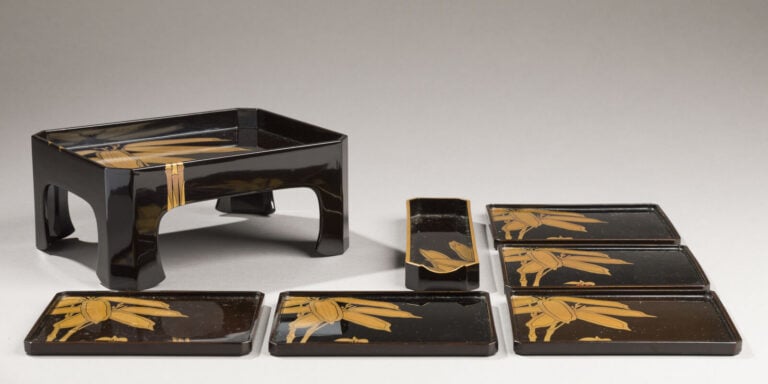 JAPON - XXème siècle - Ensemble à saké composé de 5 petits plateaux laqués noir…