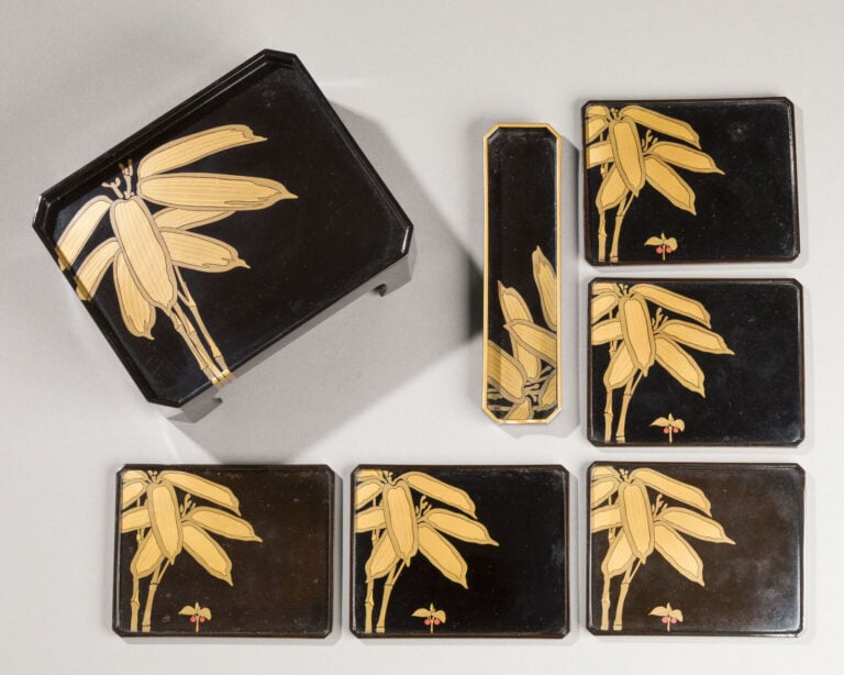 JAPON - XXème siècle - Ensemble à saké composé de 5 petits plateaux laqués noir…