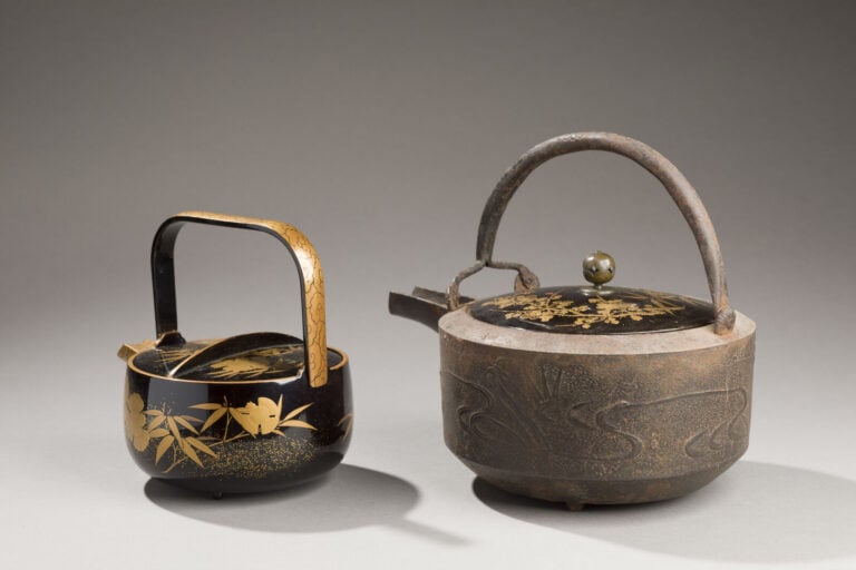 JAPON - XXème siècle - Ensemble de deux verseuses comprenant : - - Une verseuse…