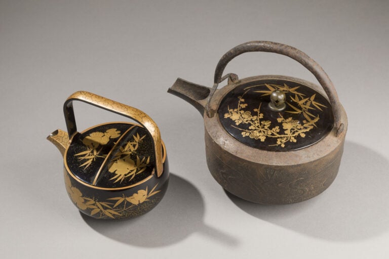 JAPON - XXème siècle - Ensemble de deux verseuses comprenant : - - Une verseuse…