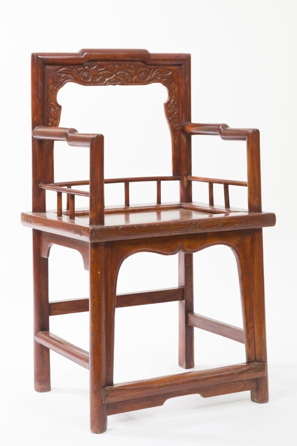 JAPON - XXème siècle - Fauteuil en bois laqué rouge vif, à dossier droit à déco…