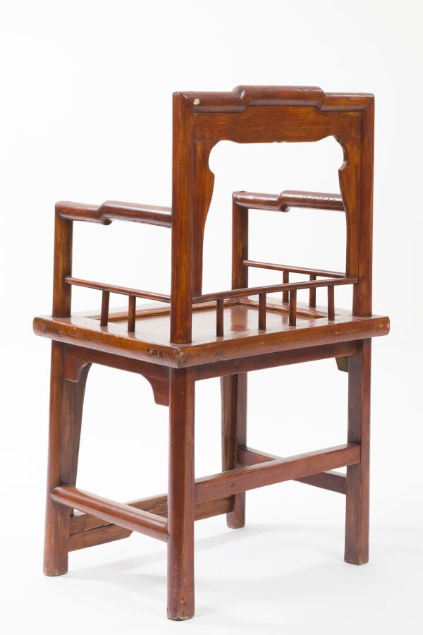 JAPON - XXème siècle - Fauteuil en bois laqué rouge vif, à dossier droit à déco…