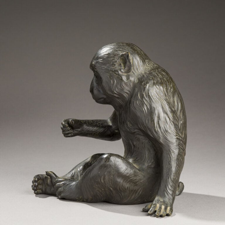 JAPON - XXème siècle - Grand okimono en bronze représentant un macaque japonais…