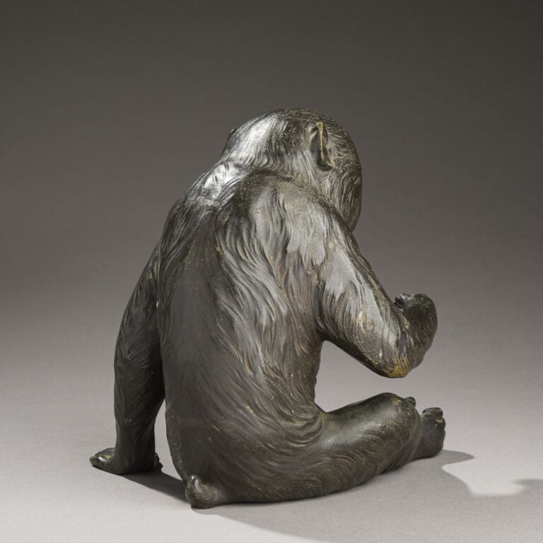 JAPON - XXème siècle - Grand okimono en bronze représentant un macaque japonais…