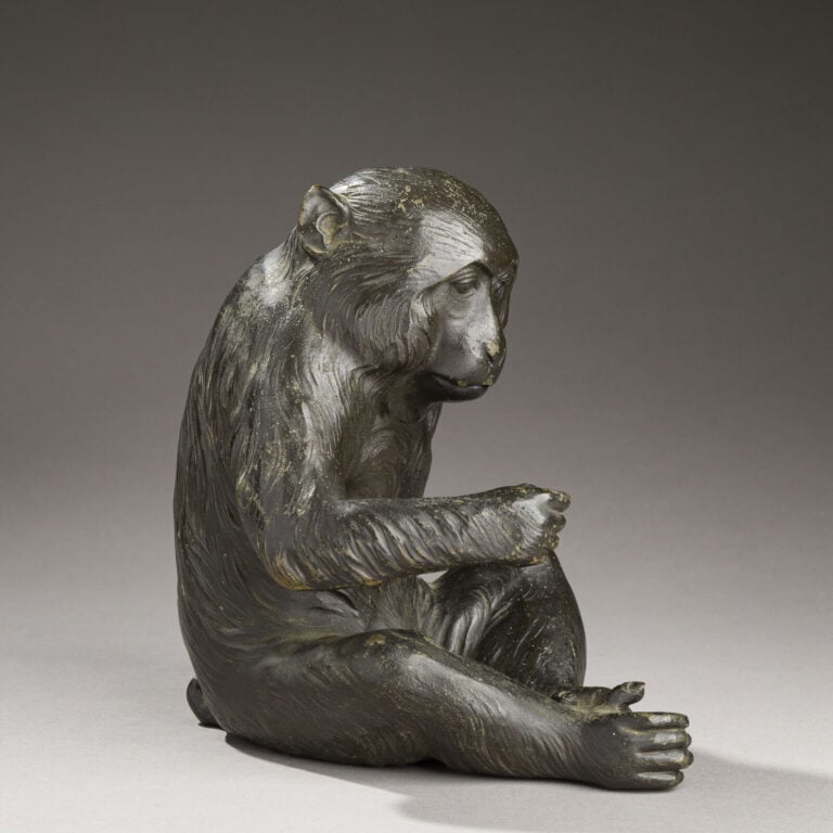 JAPON - XXème siècle - Grand okimono en bronze représentant un macaque japonais…