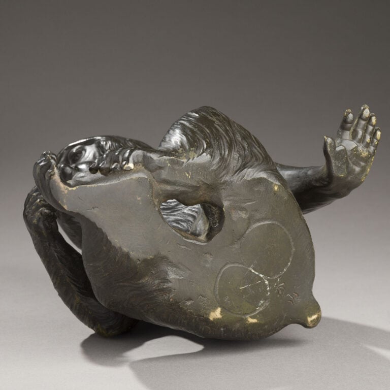 JAPON - XXème siècle - Grand okimono en bronze représentant un macaque japonais…