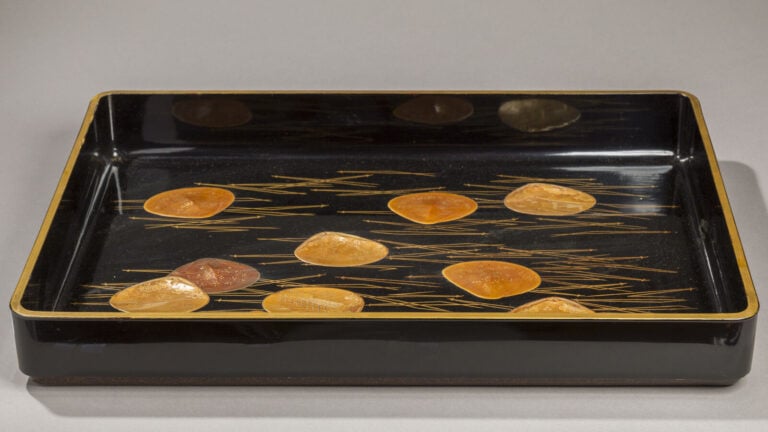 JAPON - XXème siècle - Grand plateau laqué noir, à décor en relief laqué or de…