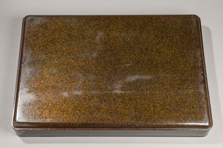 JAPON - XXème siècle - Grand plateau laqué noir, à décor en relief laqué or de…