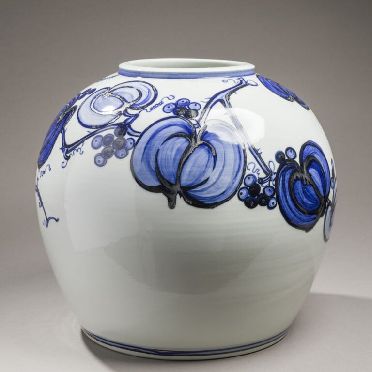 JAPON - XXème siècle - Grand vase en céramique blanche à décor en bleu de grena…