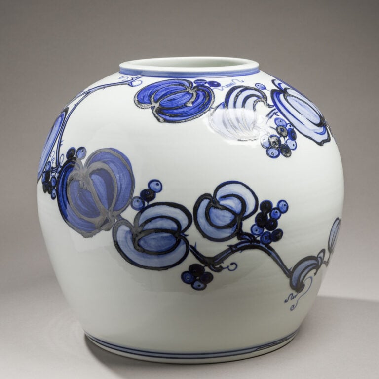 JAPON - XXème siècle - Grand vase en céramique blanche à décor en bleu de grena…