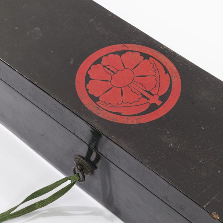 JAPON - XXème siècle - Grande boîte en bois laqué noir pour katanas, à emblème…