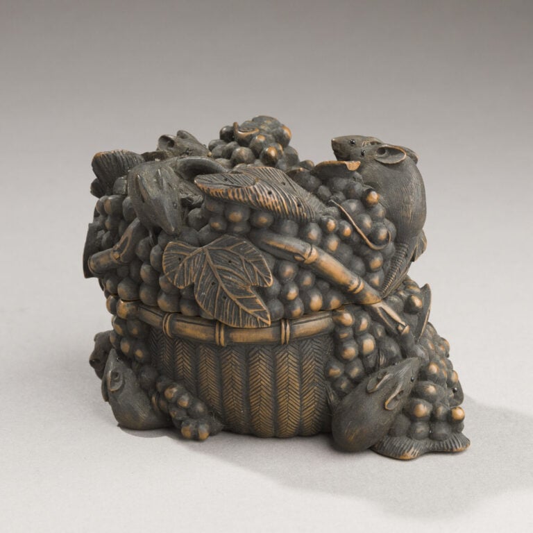 JAPON- XXème siècle - Jolie boîte en bois noirci à décor en relief de 10 petits…