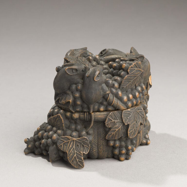 JAPON- XXème siècle - Jolie boîte en bois noirci à décor en relief de 10 petits…