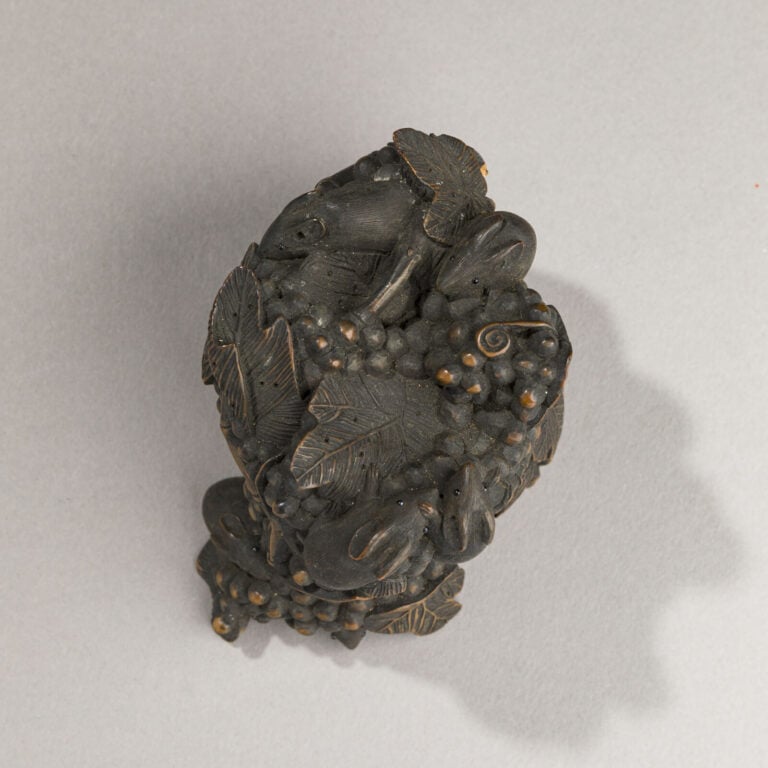 JAPON- XXème siècle - Jolie boîte en bois noirci à décor en relief de 10 petits…