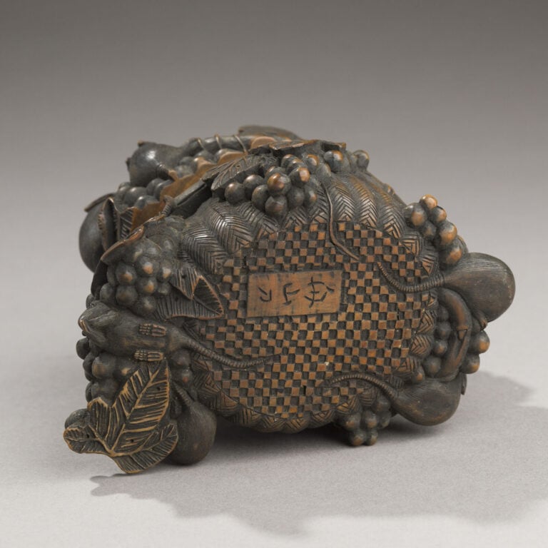 JAPON- XXème siècle - Jolie boîte en bois noirci à décor en relief de 10 petits…