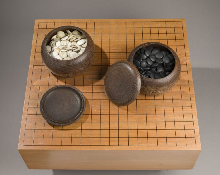 JAPON - XXème siècle - Lourd plateau de jeu de go en bois - Avec ses pions noir…