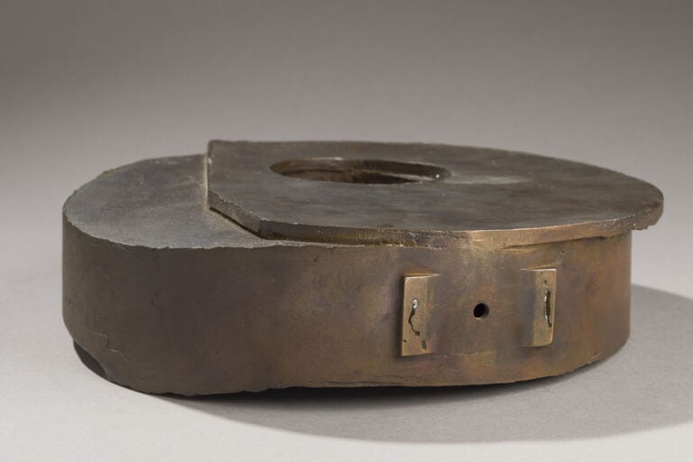 JAPON - XXème siècle - Objet circulaire en bronze à ouverture ronde décentrée.…