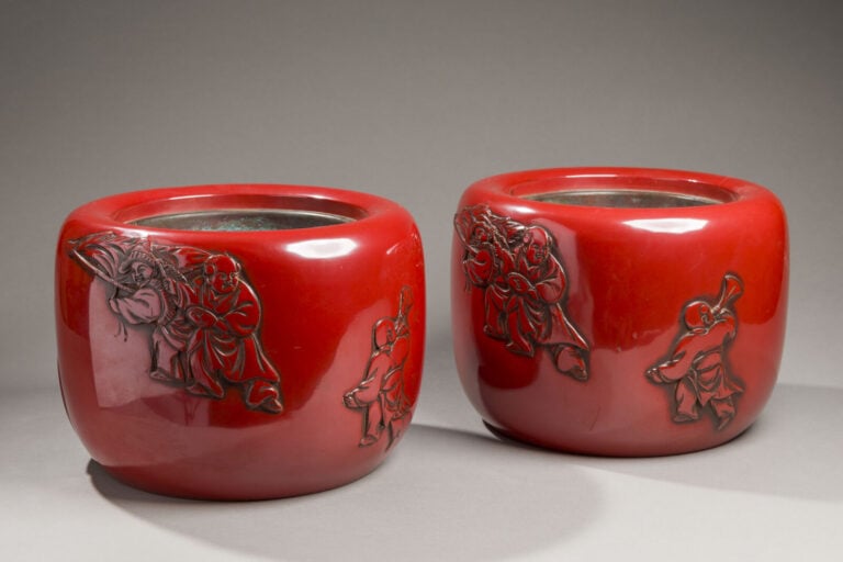 JAPON -XXème siècle - Paire de deux braseros (Hibachi) laqués rouge, à décor gr…