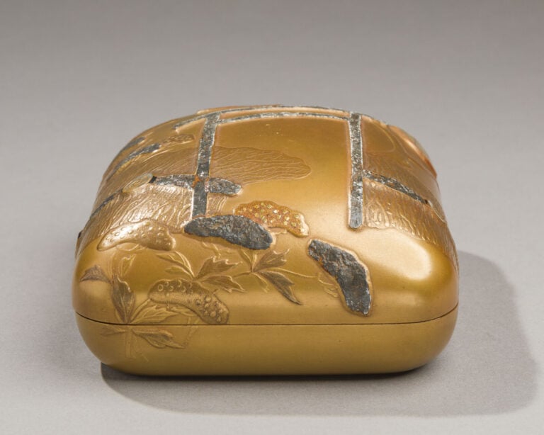 JAPON - XXème siècle - Petite boîte en bois laqué or décorée d'un tori et de vé…