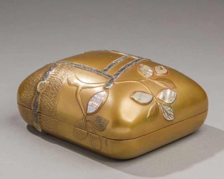 JAPON - XXème siècle - Petite boîte en bois laqué or décorée d'un tori et de vé…
