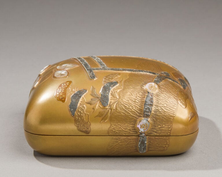 JAPON - XXème siècle - Petite boîte en bois laqué or décorée d'un tori et de vé…