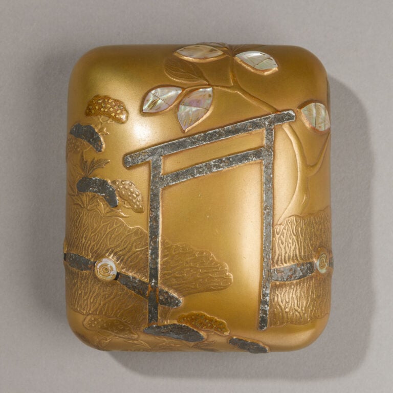JAPON - XXème siècle - Petite boîte en bois laqué or décorée d'un tori et de vé…