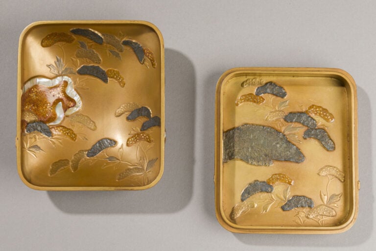 JAPON - XXème siècle - Petite boîte en bois laqué or décorée d'un tori et de vé…