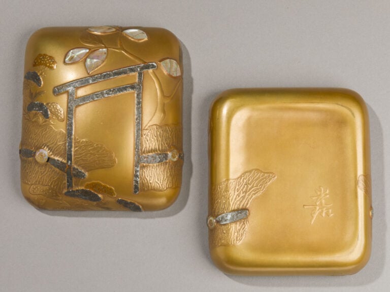JAPON - XXème siècle - Petite boîte en bois laqué or décorée d'un tori et de vé…