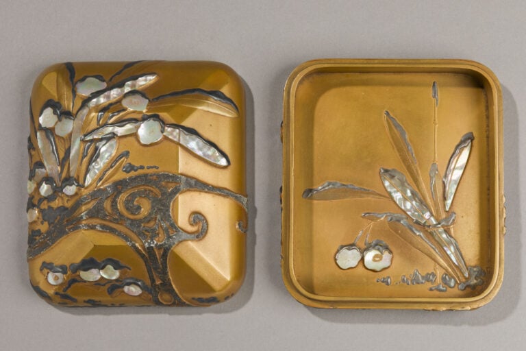JAPON - XXème siècle - Petite boîte en bois laqué or décorée de motifs végétaux…