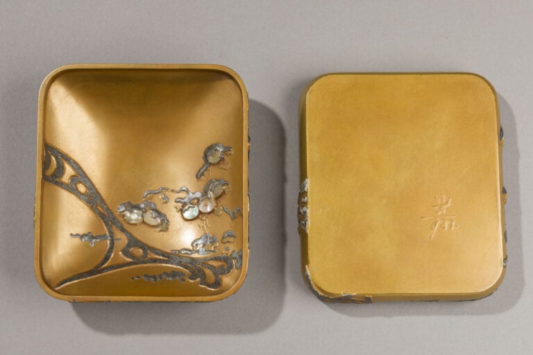 JAPON - XXème siècle - Petite boîte en bois laqué or décorée de motifs végétaux…