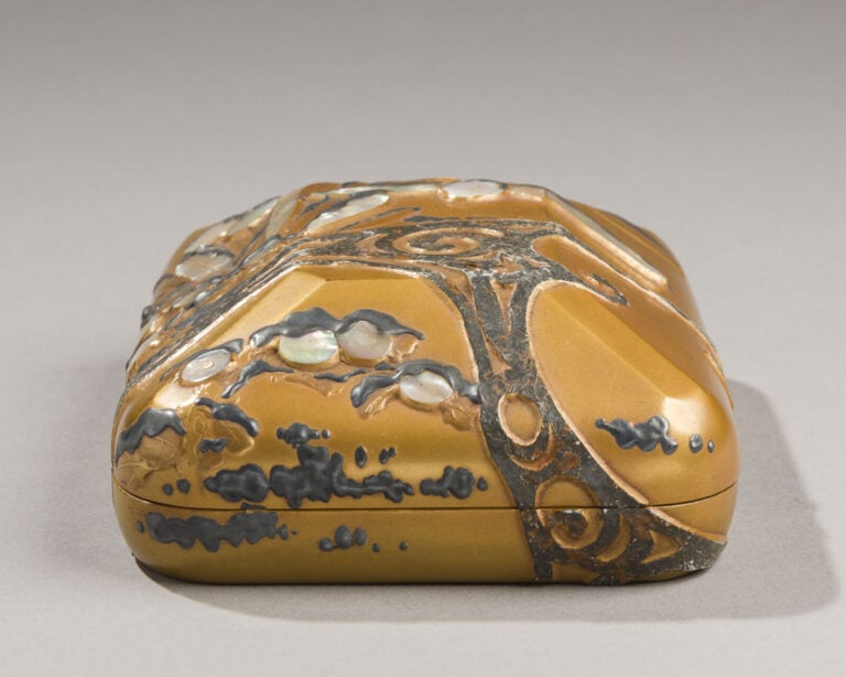 JAPON - XXème siècle - Petite boîte en bois laqué or décorée de motifs végétaux…