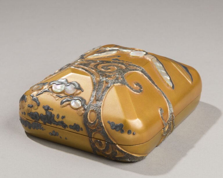 JAPON - XXème siècle - Petite boîte en bois laqué or décorée de motifs végétaux…