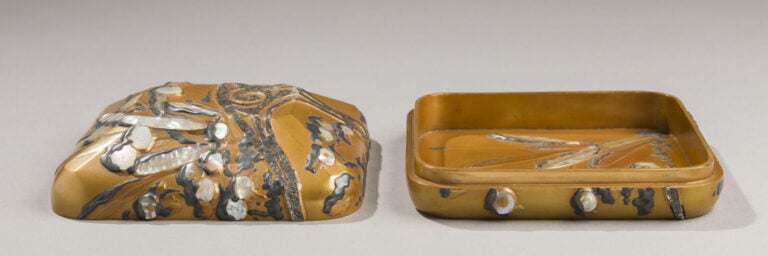 JAPON - XXème siècle - Petite boîte en bois laqué or décorée de motifs végétaux…