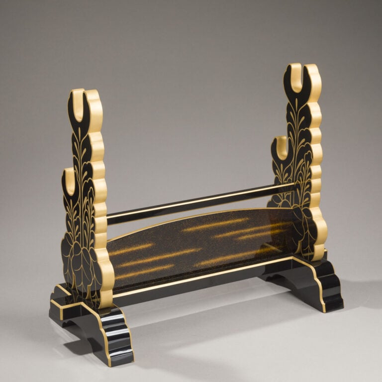 JAPON - XXème siècle - Support pour deux katana en bois laqué noir, à décor laq…