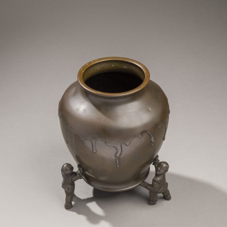 JAPON - XXème siècle - Vase en bronze à motif de coulures, sa base tripode repr…
