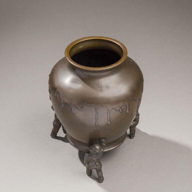 JAPON - XXème siècle - Vase en bronze à motif de coulures, sa base tripode repr…