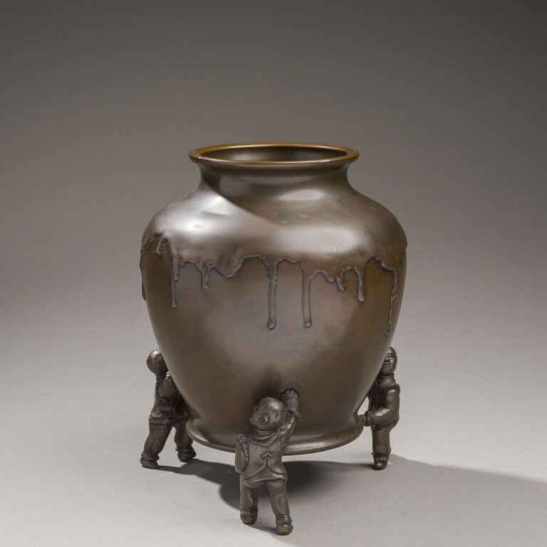 JAPON - XXème siècle - Vase en bronze à motif de coulures, sa base tripode repr…