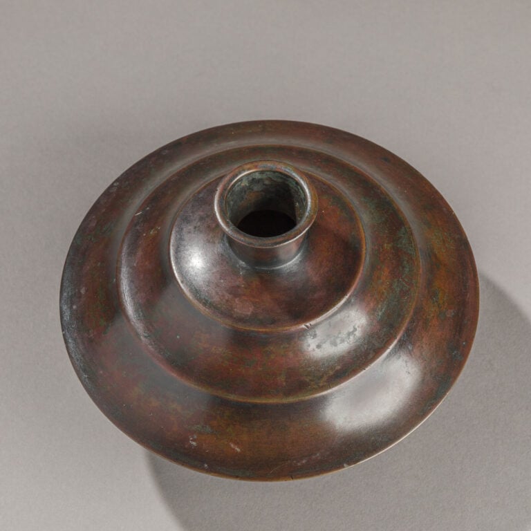 JAPON - XXème siècle - Vase en bronze à patine brun rouge en forme de toupie an…