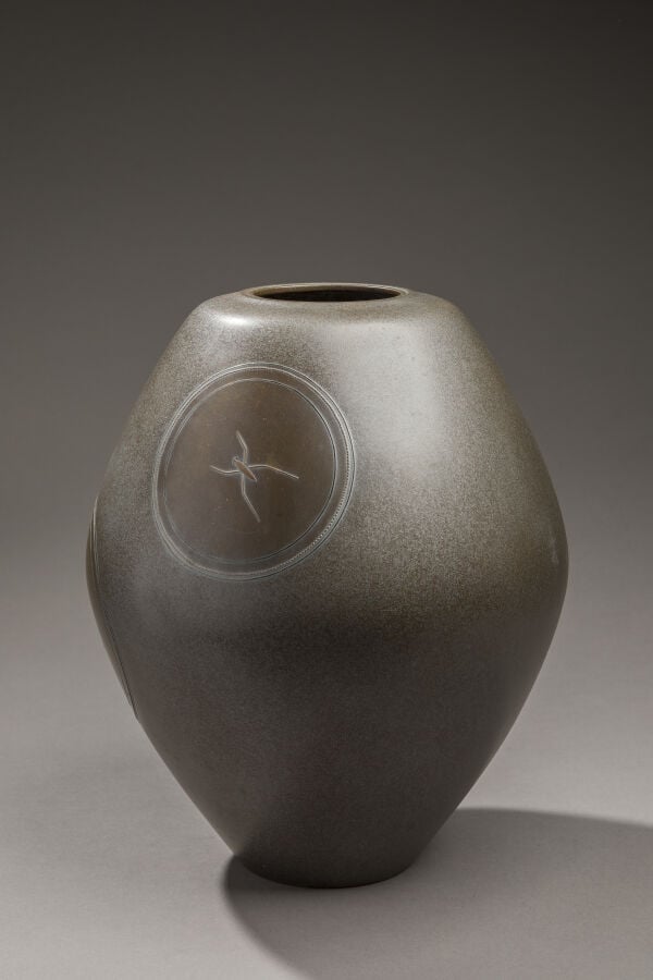 JAPON - XXème siècle - Vase en bronze globulaire de couleur argentée, à décor g…