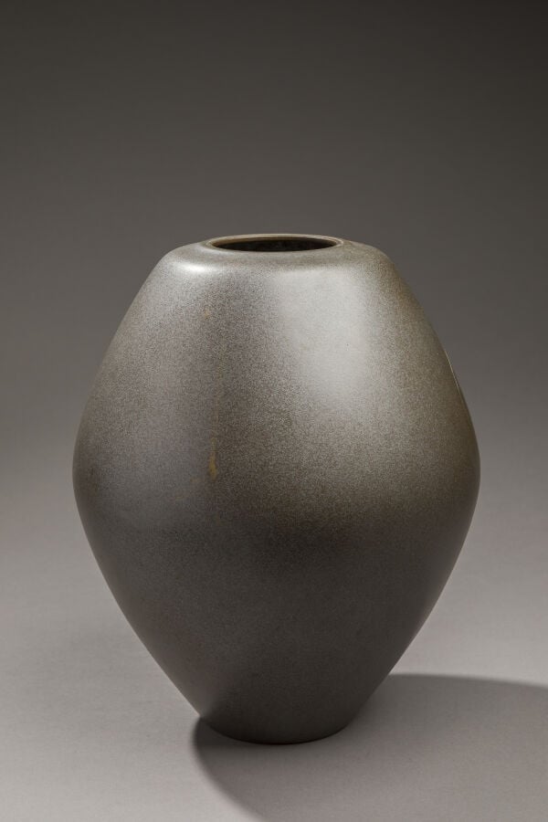 JAPON - XXème siècle - Vase en bronze globulaire de couleur argentée, à décor g…