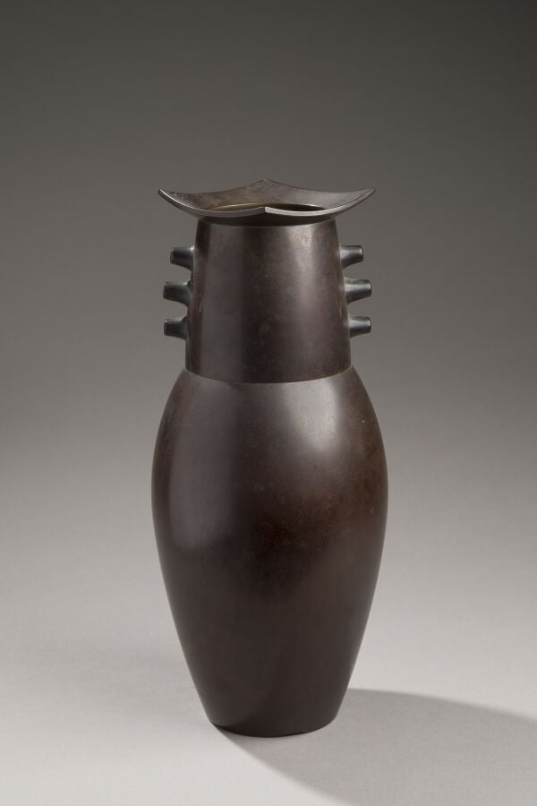 JAPON - XXème siècle - Vase en bronze ovoïde, son col à 6 protubérances, et ouv…