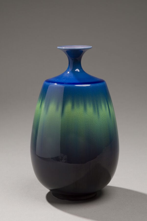JAPON- XXème siècle - Vase en porcelaine à col étroit, à glaçure à dégradé alla…