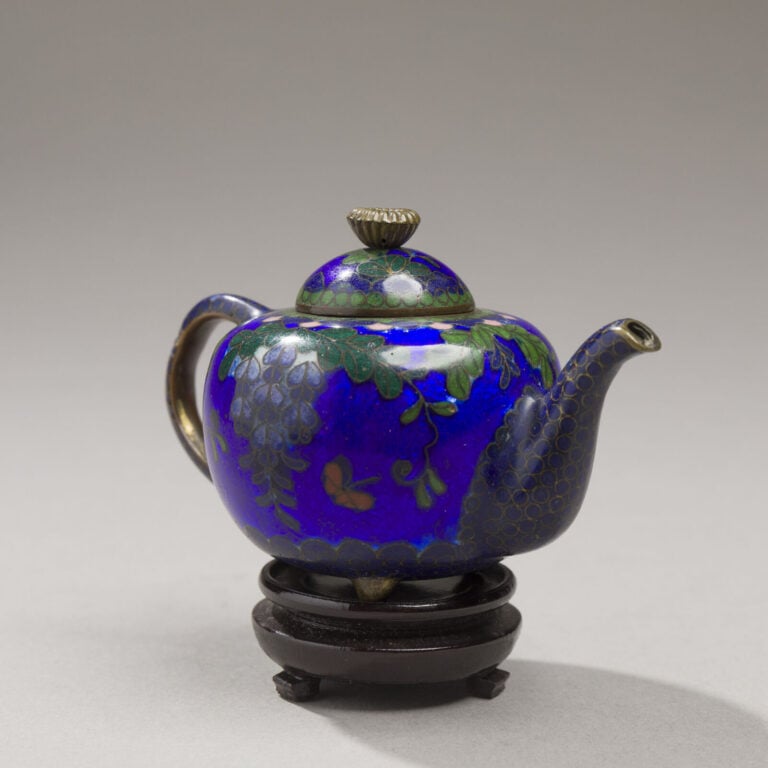 JAPON - XXème - Théière miniature tripode en métal cloisonné bleu foncé, à déco…