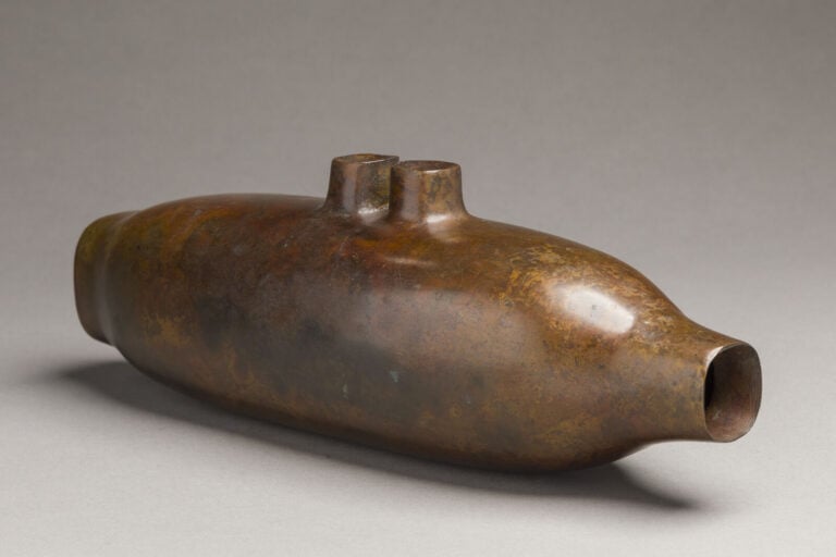 JAPON - XXème - Vase en bronze en forme de sous-marin stylisé. - (Petits chocs…