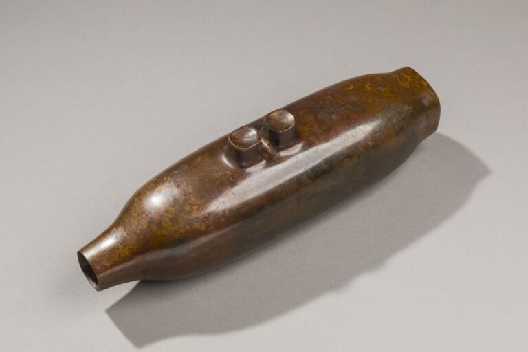 JAPON - XXème - Vase en bronze en forme de sous-marin stylisé. - (Petits chocs…