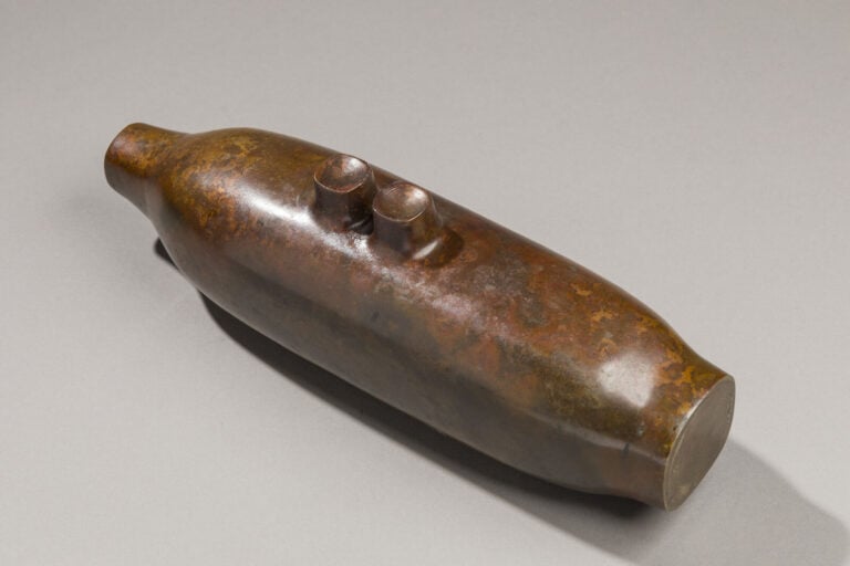 JAPON - XXème - Vase en bronze en forme de sous-marin stylisé. - (Petits chocs…