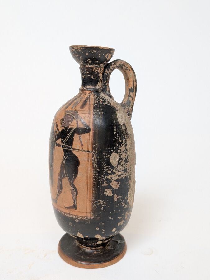 Lécythe à figure noire présentant un tableau composé de deux hoplites combattan…