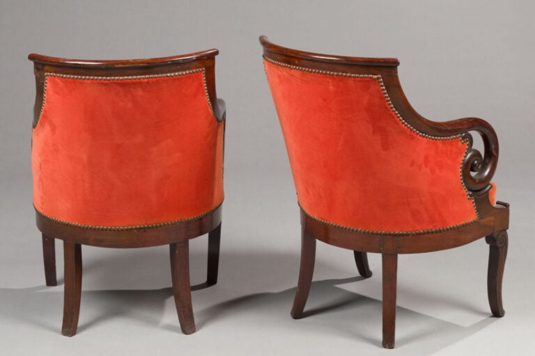 Lot comprenant : - 1/ Paire de fauteuils à crosse en acajou et placage d'acajou…