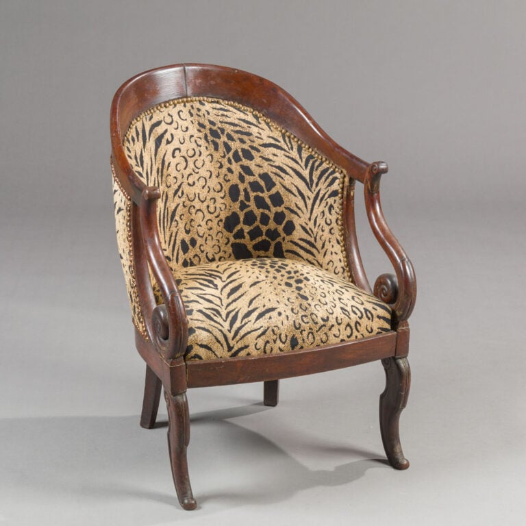 Lot comprenant : - 1/ Paire de fauteuils à crosse en acajou et placage d'acajou…